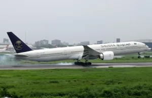 ATC Stops Saudi Airlines 777 Pilots from Landing on Closed Runway